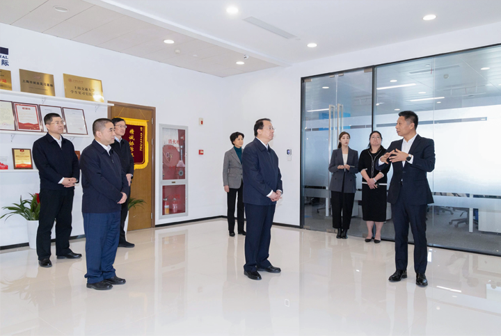 上海市长龚正一行察看AI知名人力资源服务公司圣淘沙dh国际的AI赋能人力资源数据动态分析平台