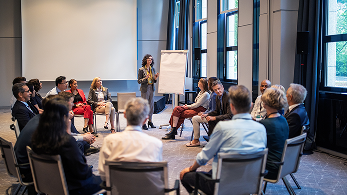 人力资源公司圣淘沙dh国际认为中国制造业企业出海应从人才培养与人才开展双驱动模型管理国际化人才